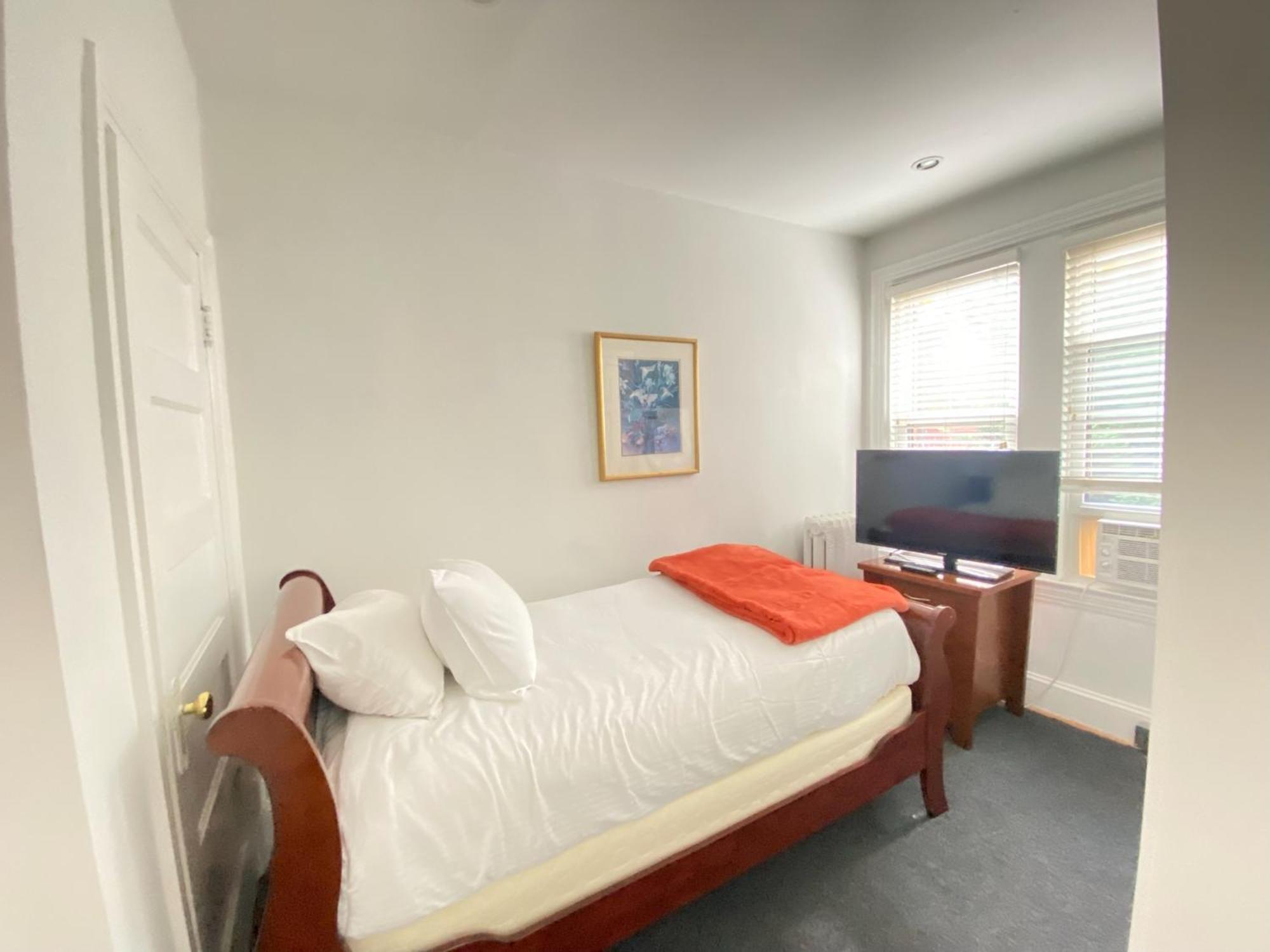 Gorgeous Refurbished 1Bdrm And 1Den Home Вашингтон Экстерьер фото