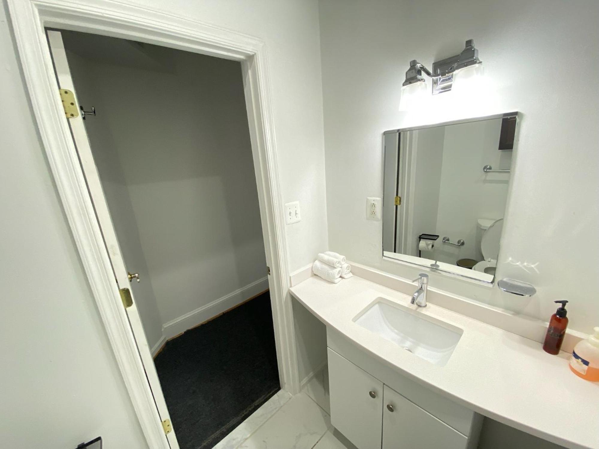 Gorgeous Refurbished 1Bdrm And 1Den Home Вашингтон Экстерьер фото